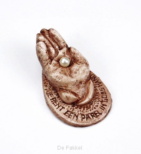 Beeld hand met parel tekst