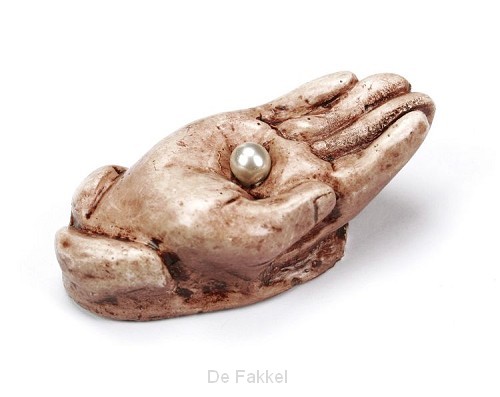 Beeld hand met parel zand