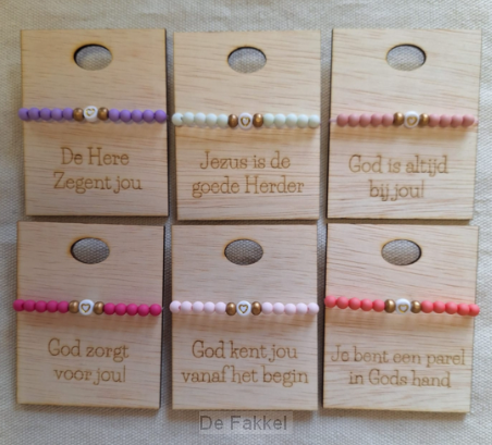 Kinderarmbandje, houten kaart met tekst