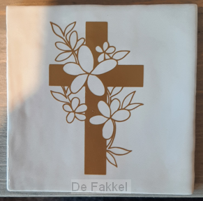 Tegel met gouden kruis